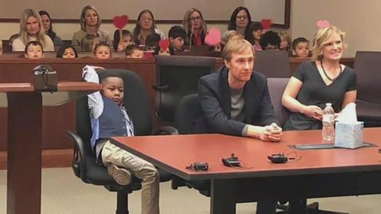 视频-美国5岁男孩出席领养听证会 幼儿园同学全员