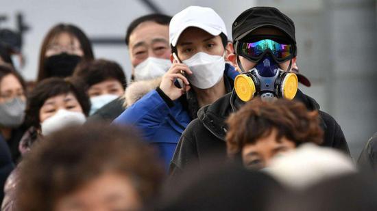 ▲新冠肺炎疫情中，韩国街头戴口罩的人。图据韩联社