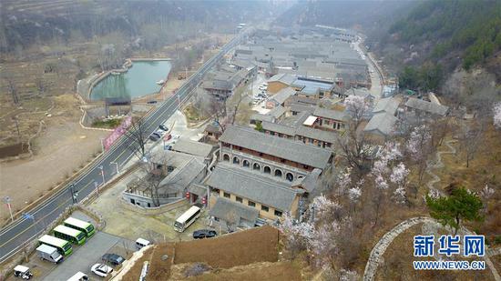 河北阜平县骆驼湾村(无人机照片 4月9日摄)。新华社记者 王晓 摄