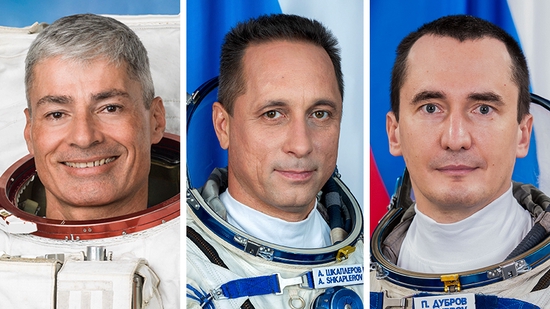 左起依次是NASA宇航员马克?范德?黑、俄罗斯宇航员安东?什卡普列罗夫、俄罗斯宇航员彼得?杜布罗夫。