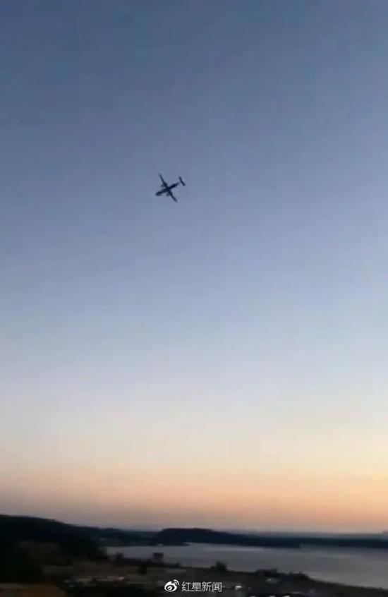 飞机坠毁前,目击者拍到的画面。 本文图片均来自@红星新闻