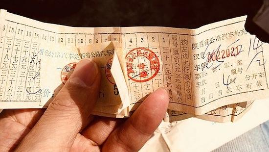 张扣扣的父亲张福如至今还保存着早年上访的来往车票（刘向南摄）