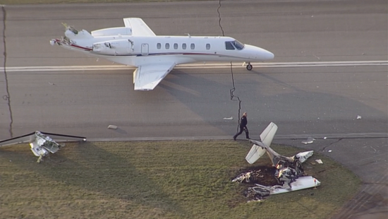 美国印第安纳州机场内两架飞机相撞 一架尾部被撞掉