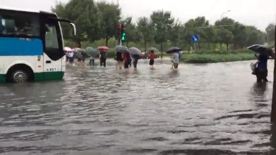 视频：北京暴雨后积水深及膝盖 行驶中的汽车秒变“