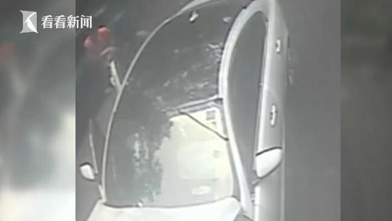 男子开车被狗咬 追尾公交却牵出无证驾驶案