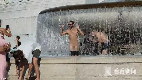 英国男子在罗马名胜前喷泉池里脱裤拍照遭通缉