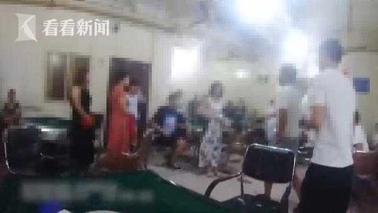 妻子嗜赌临产还在打麻将 被抓后丈夫给警方送锦旗