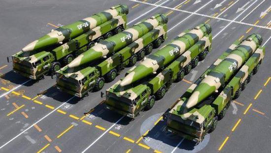 资料图片：中国火箭军东风-26导弹方队。（图片来源于网络）