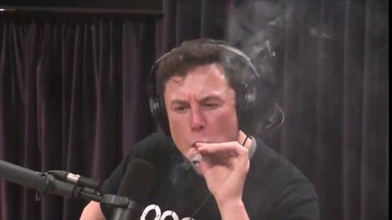 频截图：当地时间2018年9月6日，美国电动汽车“大牛”特斯拉执行长马斯克（Elon Musk）在深夜访谈上，被镜头捕捉到抽大麻画面。 东方IC 资料