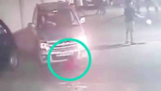 视频：男孩弯腰系鞋带遭女司机恐怖碾压 奇迹般脱身