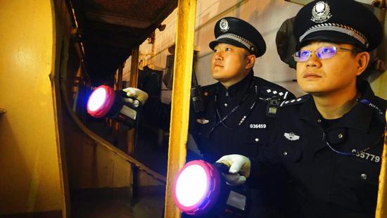 边检民警深夜登轮进行船体检查
