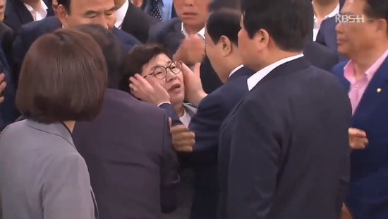 文喜相拍林逸子的脸庞
