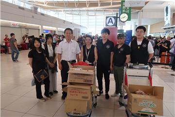 日本北海道地震发生后,中国驻札幌总领馆为受困中国游客送去食品