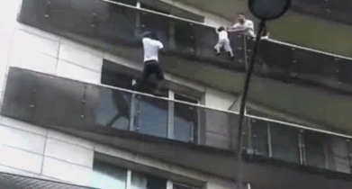 视频：现实版“蜘蛛侠”！小伙30秒徒手爬4层楼解