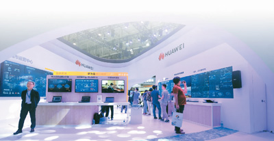 观众在天津第三届世界智能大会智能科技展上的华为展台参观。新华社记者 岳月伟摄