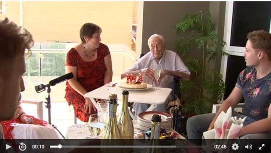 ▲家人朋友為David Goodall慶祝104歲生日。圖據澳大利亞廣播公司