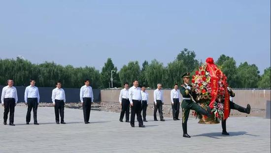 △习近平在唐山向地震遇难同胞献花篮