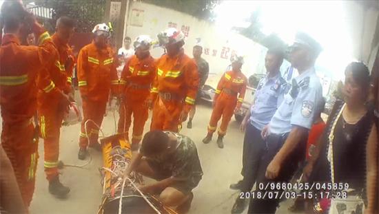 民警、消防官兵合力将男子“五花大绑”救下，并送医治疗。 图片来源：镇宁公安局