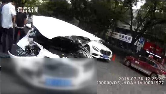 男子开车被狗咬 追尾公交却牵出无证驾驶案