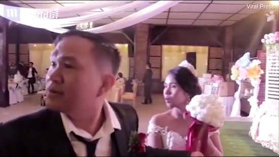 视频-台风天里结婚，菲律宾婚宴秒变灾难现场