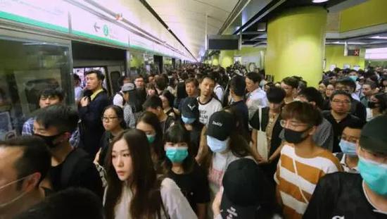 反对派阻挠公共交通，大批乘客滞留月台。图片来源：香港大公报