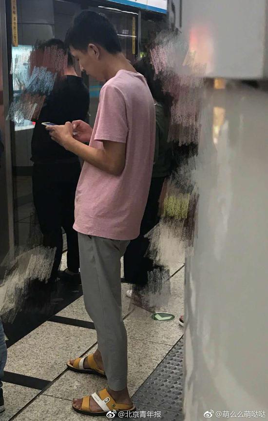 男子北京地铁偷拍女性裙底 警方：已被拘留(图)