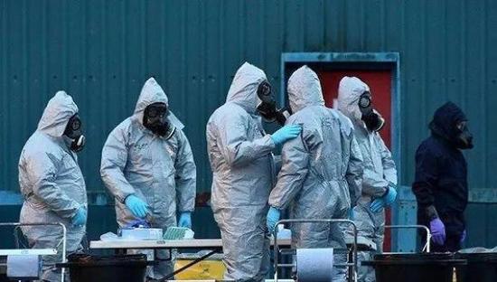 3月8日,工作人员裹防护服,检查俄罗斯前间谍斯克里帕利中毒现场。 视觉中国 图