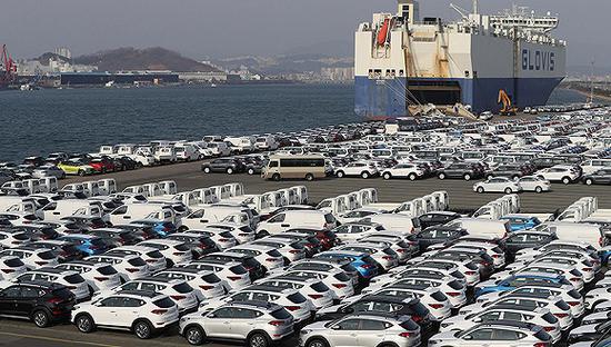 当地时间2017年12月28日,韩国蔚山港,现代汽车蔚山工厂里,等待装船出口的车辆整齐排放在码头。图片来源:视觉中国