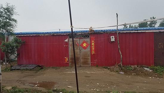刘振华一家住在简易过渡房内。摄影:翟星理
