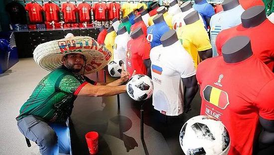 6月10日，俄罗斯莫斯科，2018俄罗斯世界杯即将开赛，当地商场促销活动吸引着游客驻足。图片来源：视觉中国