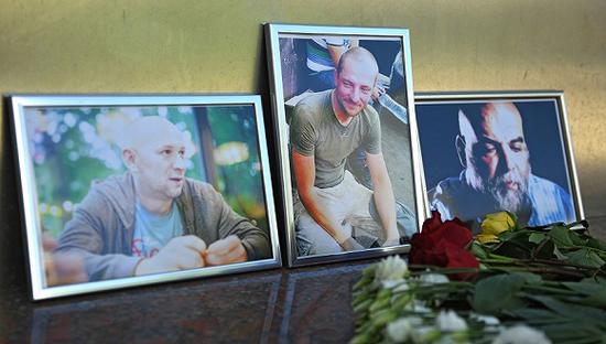 8月1日，俄罗斯莫斯科，人们将鲜花放在莫斯科“记者之家”门外，以纪念在中非共和国被枪杀的三位记者拉斯托尔古耶夫、拉德琴科、贾迈勒。图片来源：视觉中国