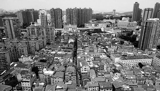 武汉著名城中村——小何西村被高楼包围。摄影：翟星理
