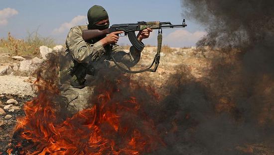 图为盘踞在伊德利卜的叙反对派武装人员