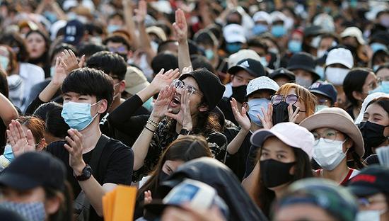 2020年8月16日,泰国曼谷,反政府示威者在曼谷民主纪念碑附近举行集会。图片来源:视觉中国