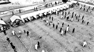 12日下午，市民在天津市经开区泰达第二体育场进行核酸检测