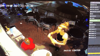 视频：男子在餐厅伸咸猪手摸屁股 反遭火辣女服务生