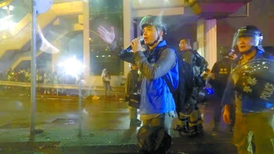香港最前线:“蓝背心”港警一直都在 香港最前线:“蓝背心”港警一直都在