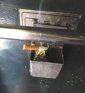 车厢连接处设有烟灰缸。原告供图