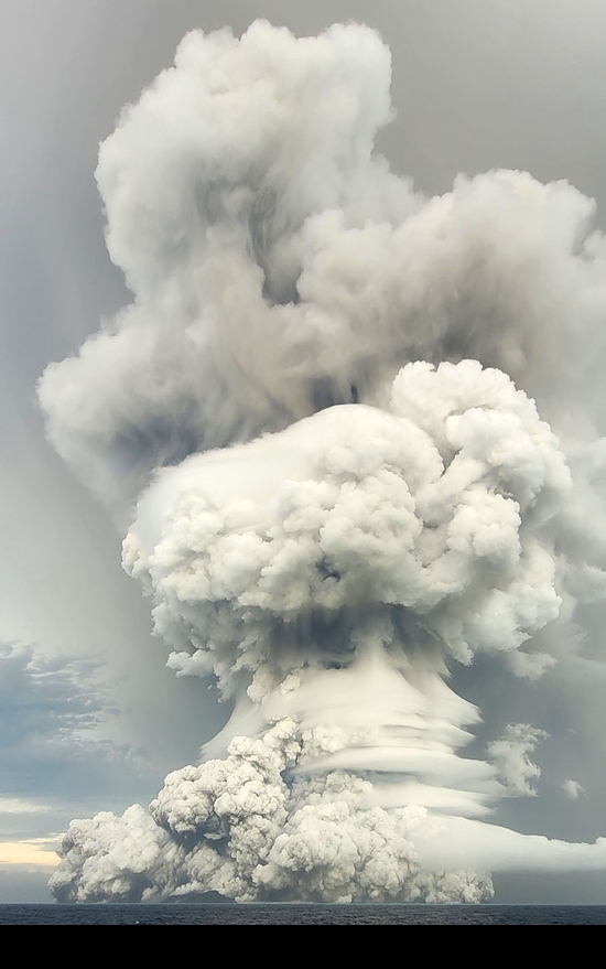 1月14 日下午5点14 分,火山喷发。 Taaniela Kula_ TGS 图