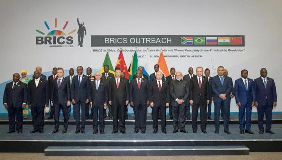 7月27日，“金砖+”领导人对话会在南非约翰内斯堡举行。国家主席习近平出席对话会并发表讲话。这是金砖国家领导人和对话会受邀国领导人或领导人代表以及有关非洲区域组织负责人合影。新华社记者王晔摄