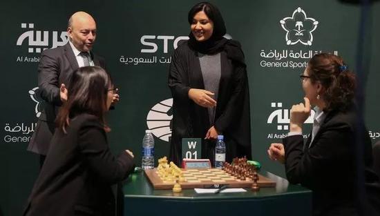 △瑞玛作为女性体育事务部门的副主席,出席沙特国内围棋比赛。