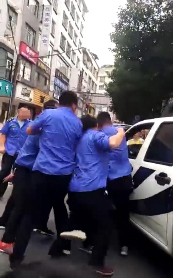 云南多名城管当街围殴一男子 涉事城管已停职调查