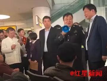 河南官员赶到机场安抚乘客 图据新京报视频截图