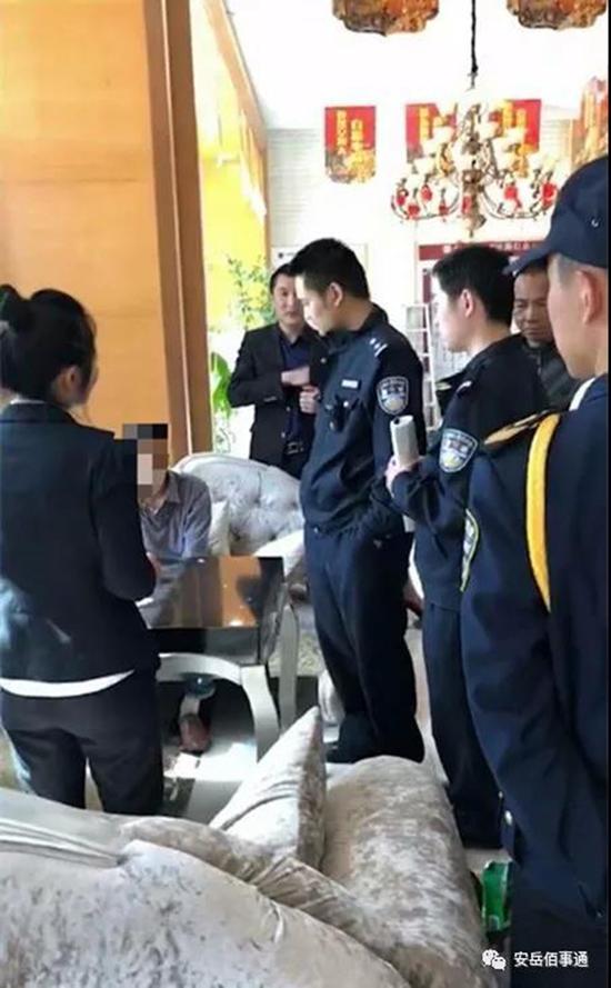 警方在现场调查 成都商报 图