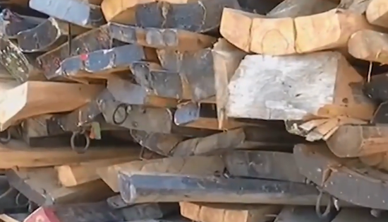 视频：大量废弃棺木被拉到江苏拆卸 将被加工成家具