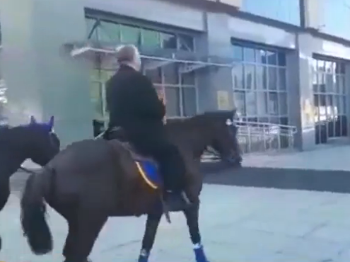 视频：俄罗斯议员骑马去开会 因嫌油价太贵