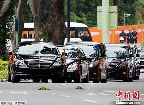 当地时间6月12日,金正恩乘车抵达新加坡嘉佩乐酒店,准备参加当日举行的朝美领导人会晤。