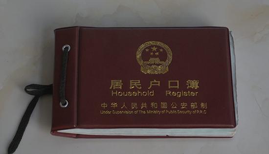 李利娟的户口簿很厚,爱心村已有近百名孩子上了户口。