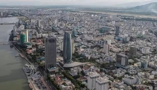 这是2017年10月1日拍摄的越南岘港市行政中心。 新华社记者吕小炜摄