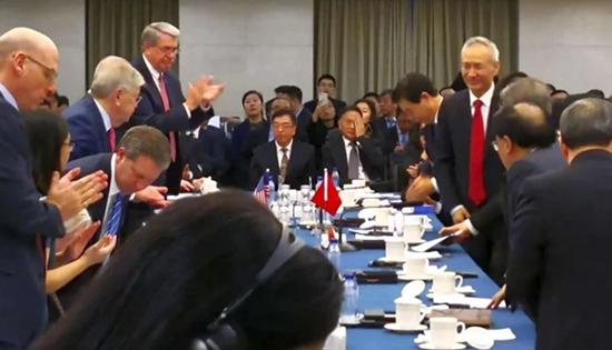 1月7日，中美在北京举行经贸磋商，副总理刘鹤现身现场  图自《南华早报》